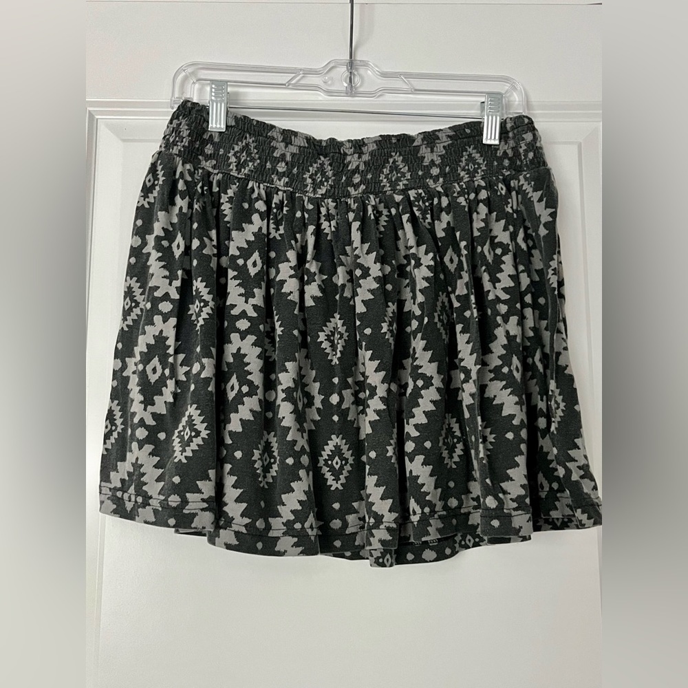 Forever 21 Patterned Gray Mini Skirt (L)